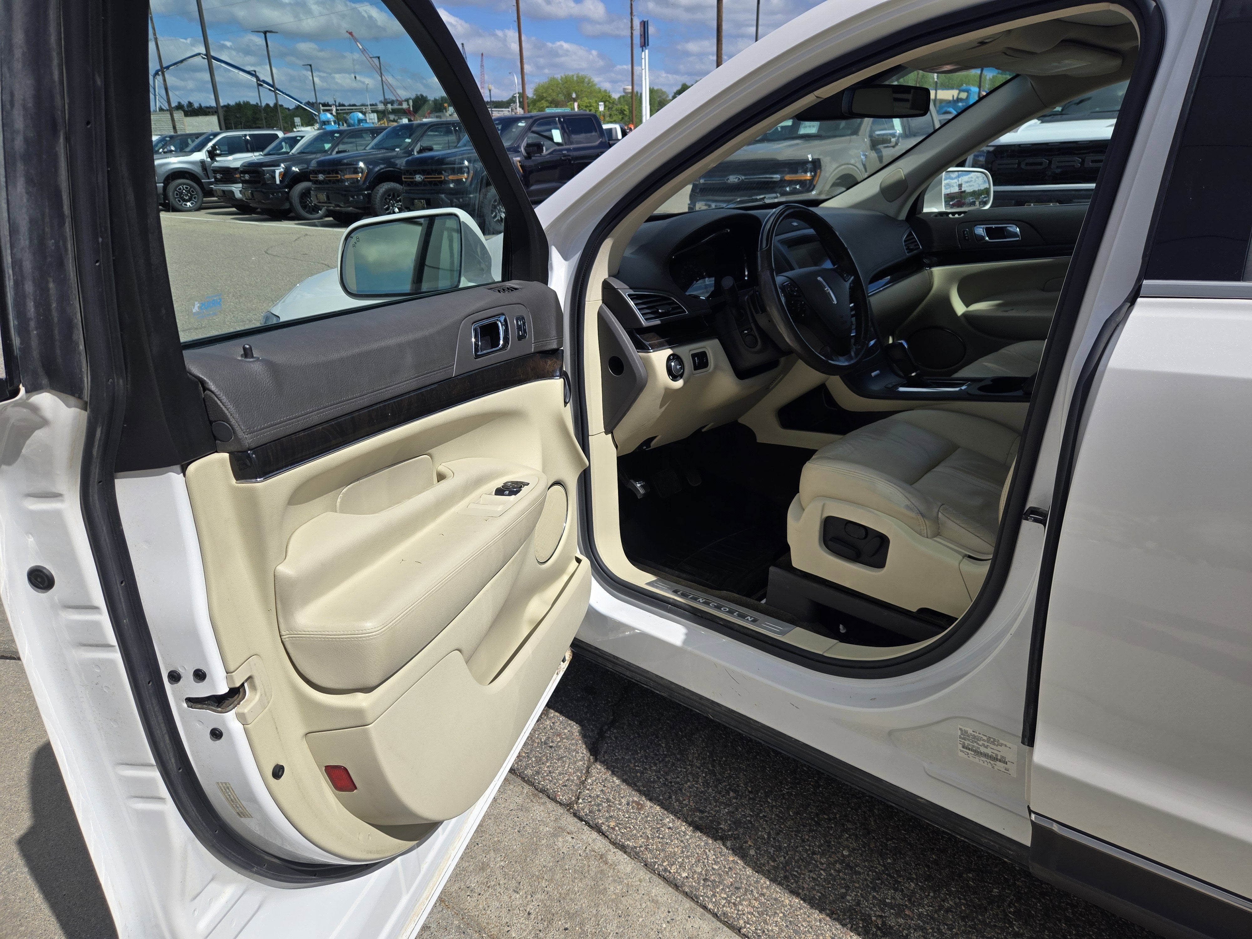 2017 Lincoln MKT Elite