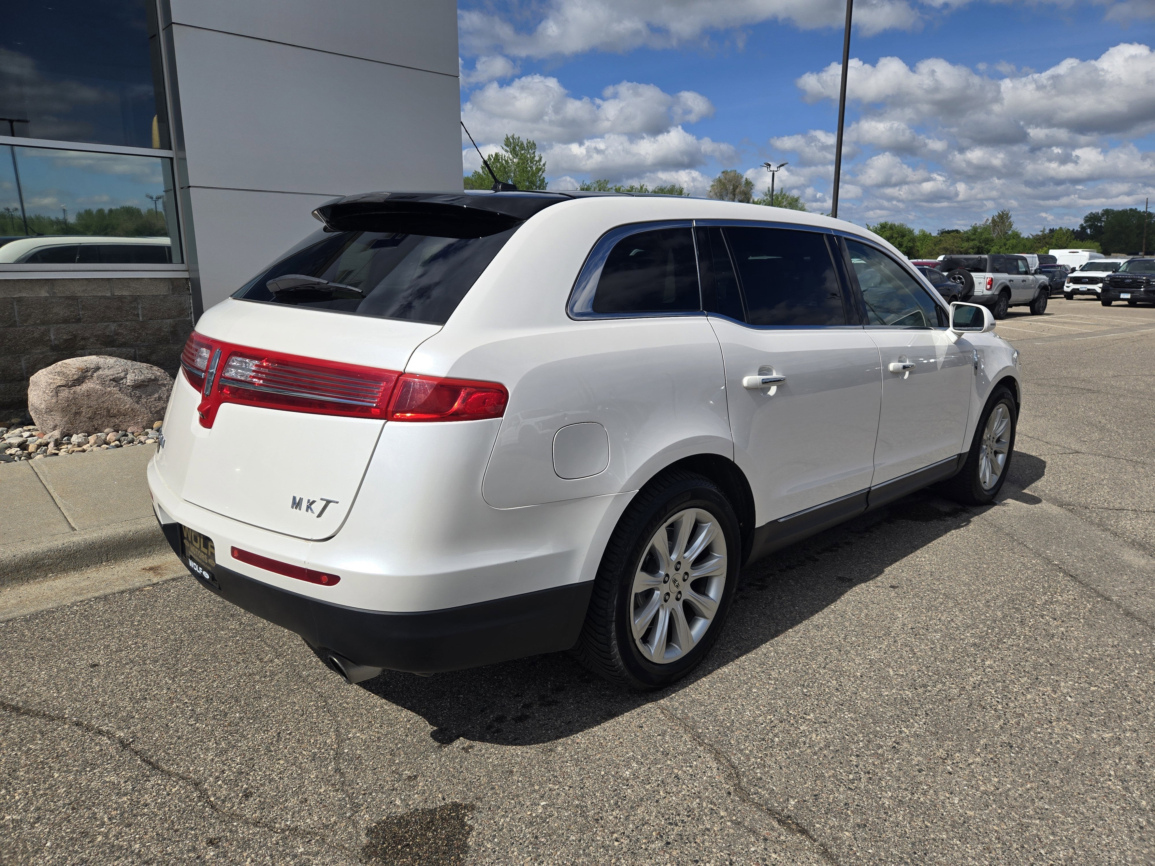 2017 Lincoln MKT Elite