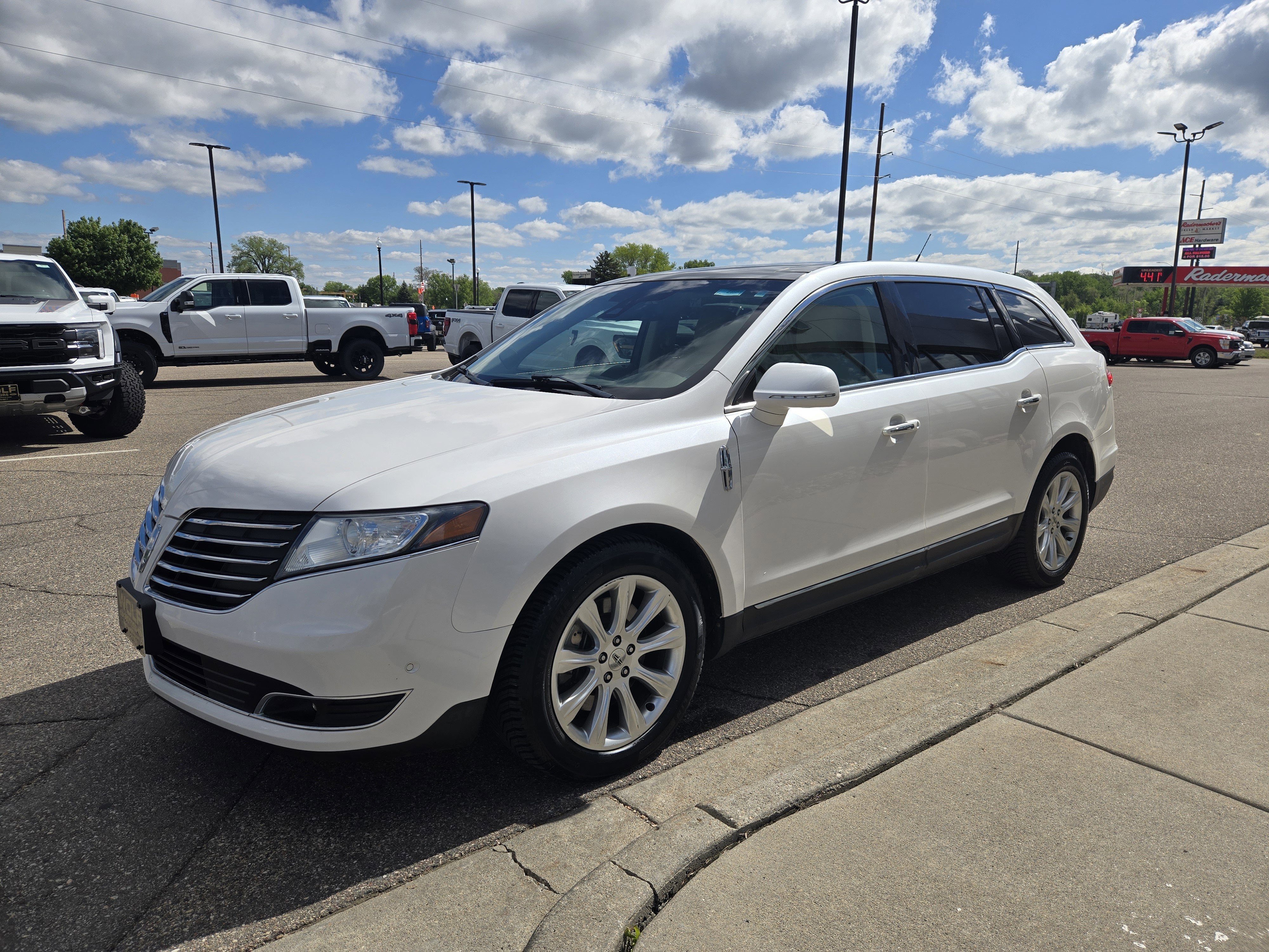 2017 Lincoln MKT Elite